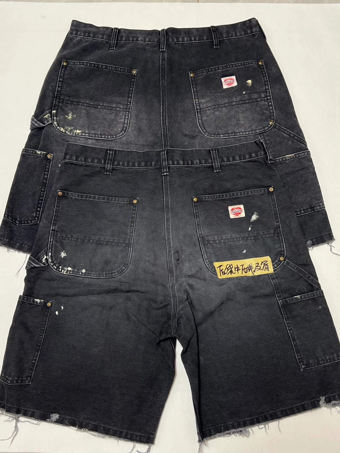 Original proofing SAINT Mxxxxxx DOUBLE KNEE SHORTS/BLK Knee patches splashed with ink, washed and damaged denim shorts. Washed black S-XL. Custom woven and dyed denim fabric with clear texture. Heavy washing and water fading to create local mottled fading/hole effects. Artificial distressing to simulate natural wearing marks. VINTAGE sense. Original consistent damage treatment. Hand splashed ink and paint. Original consistent wash mark/pocket mark. Double knee patches. Rivet reinforcement. Improve functionality while enhancing design